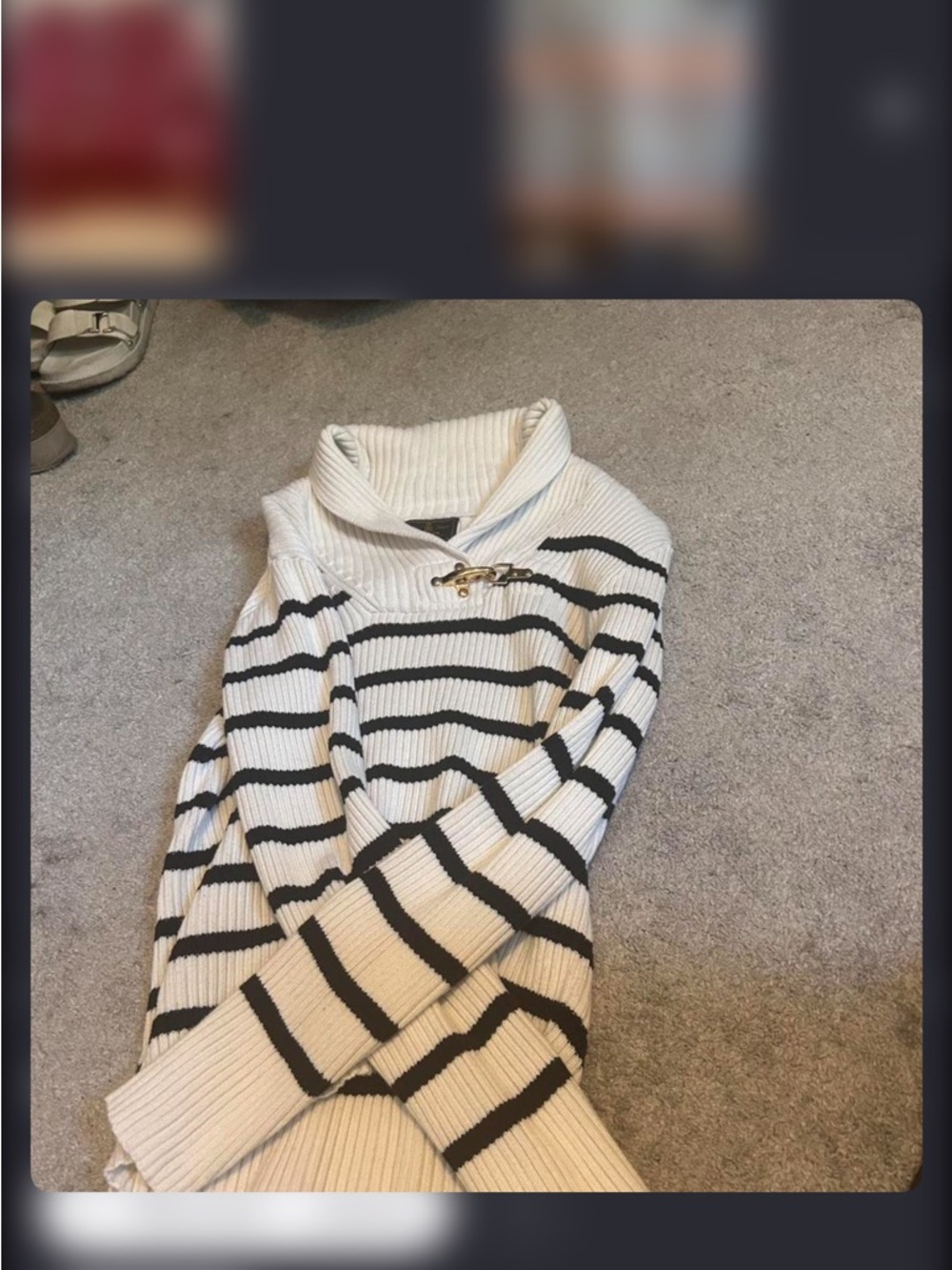 Super heavy sweater with chain clasp